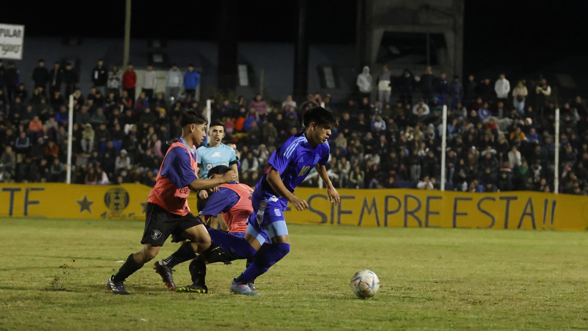 Con un Gigante colmado la Selección Sub 20 derrotó al combinado local
